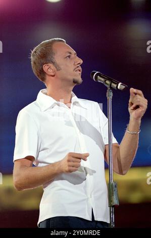 Verona Italia 08/09/2001: Neffa , cantante italiana, durante la trasmissione televisiva “Festivalbar 2001“ Foto Stock