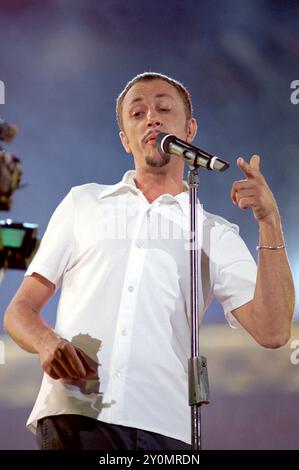 Verona Italia 08/09/2001: Neffa , cantante italiana, durante la trasmissione televisiva “Festivalbar 2001“ Foto Stock