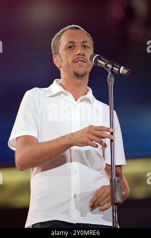 Verona Italia 08/09/2001: Neffa , cantante italiana, durante la trasmissione televisiva “Festivalbar 2001“ Foto Stock