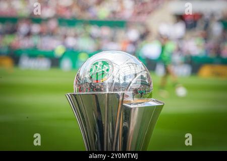 Fußball, Pokal, DFB-Pokal, Stadion, Trophäe, sport, Sieg, finale, Wettbewerb, Jubel, fan, Spannung, Titel, Fußballspiel, Deutsche Meisterschaft, Bundesliga, Mannschaft, Emotionen, Feier, Fußballfans, Turnier, Auszeichnung, Fußballplatz, Pokalübergabe, Fußballverein, Teamgeist, Motivation, Saison, Erfolg, Fußballkultur, Nationalmannschaft, Ehrung, Sportveranstaltung, Wettkampf, Medaille, Tradition, Sportnews, Jubelszenen, Pokalfeier, Siegertrophäe, Fußballgeschichte. *** Calcio, coppa, DFB Cup, stadio, trofeo, sport, vittoria, finale, competizione, giubilazione, tifosi, eccitazione, titolo, partita di calcio Foto Stock