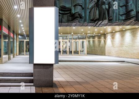 Mockup di poster pubblicitario verticale vuoto Lightbox in City Space di notte Foto Stock