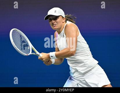 Flushing NY, USA. 2 settembre 2024. **NESSUN GIORNALE di New York** IgA Swiatek vs Liudmila Samsonova sullo stadio Arthur Ashe all'USTA Billie Jean King National Tennis Center il 2 settembre 2024 a Flushing Queens. Crediti: Mpi04/Media Punch/Alamy Live News Foto Stock