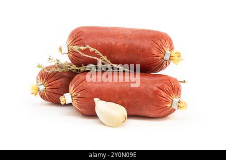 Salsiccia fermentata turca isolata su fondo bianco, salsiccia cruda secca con spezie Foto Stock