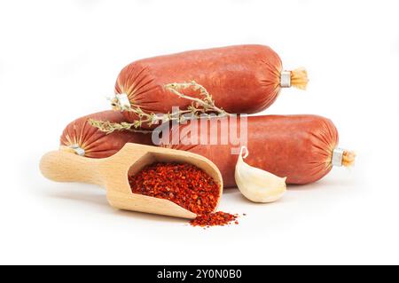 Salsiccia fermentata turca isolata su fondo bianco, salsiccia cruda secca con spezie Foto Stock