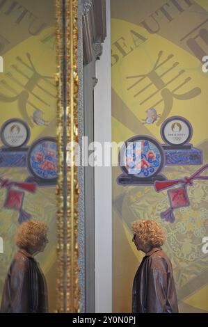Parigi, Francia. 3 settembre 2024. Una donna visita la mostra "Beautiful Crafts Workshop, Blossoming in Paris" di opere culturali e creative di donne con disabilità al Chinese Cultural Center di Parigi, Francia, 3 settembre 2024. Crediti: Hou Zhaokang/Xinhua/Alamy Live News Foto Stock