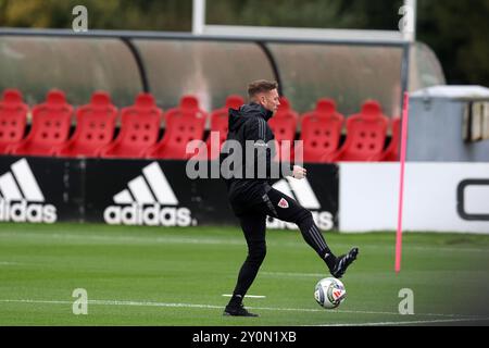 Cardiff, Regno Unito. 3 settembre 2024. Craig Bellamy, allenatore della squadra di calcio gallese durante l'allenamento della squadra di calcio gallese a Hensol, vale of Glamorgan, nel Galles del Sud, martedì 3 settembre 2024. La squadra si sta allenando in vista della partita di campionato delle Nazioni UEFA contro la Turchia questa settimana. foto di Andrew Orchard/Andrew Orchard Sports Photography/ Alamy Live News Credit: Andrew Orchard Sports Photography/Alamy Live News Foto Stock