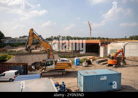 Neubau der Schlachthofbrücke an der Autobahn 40. 04.09.2024, EU, DEU, Deutschland, Nordrhein-Westfalen, Bochum: Leben an der Autobahn 40. Abriss und Neubau der 69 Jahre alte Schlachthofbrücke an der Autobahnabfahrt Bochum-Freudenberg. 18:00. Agosto guerra Die alte Brücke Abgerissen. Spezialkräne haben 24 vorbereitete, bis zu 70 Tonnen schwere Spannbetonträger auf die neuen Widerlager und den Mittelpfeiler der Brücke aufgelegt. Trotz Bauarbeiten ist die Eisenbahnlinie schon wieder im Betrieb. UE, DEU, Germania, Renania settentrionale-Vestfalia, Bochum: Vita sull'autostrada 40: Demolizione e nuova costruzione di Foto Stock