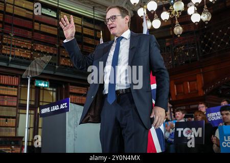 Londra, Regno Unito. 3 settembre 2024. Tom Tugendhat, deputato, candidato alla leadership del Partito Conservatore, lancia la sua campagna per la leadership del partito in un luogo vicino a Whitehall a Westminster. Tugendhat è attualmente Ministro ombra per la sicurezza. Londra, Regno Unito. 3 settembre 2024. I ministri del governo Starmer partecipano alla riunione del gabinetto a Downing Street. Crediti: Imageplotter/Alamy Live News Foto Stock