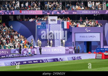 Atleti paralimpici neutrali alzati per la cerimonia della medaglia olimpica (medaglia d'oro) allo Stade de France per i Giochi Paralimpici estivi di Parigi 2024. Foto Stock