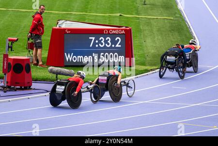 Le atlete paralimpiche gareggiano alla gara finale di 5000 m in sedia a rotelle femminile allo Stade de France per i Giochi Paralimpici estivi di Parigi 2024. Foto Stock