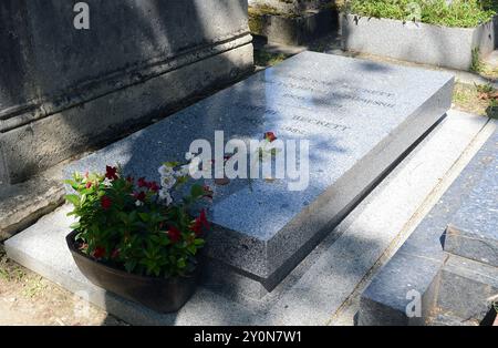 Parigi, fra. 27 agosto 2024. 20240827 - Gravesite dello scrittore irlandese Samuel Beckett e di sua moglie, Suzanne, nel cimitero di Montparnasse a Parigi, in Francia. (Immagine di credito: © Chuck Myers/ZUMA Press Wire) SOLO PER USO EDITORIALE! Non per USO commerciale! Foto Stock