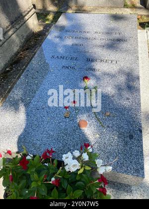 Parigi, fra. 27 agosto 2024. 20240827 - Gravesite dello scrittore irlandese Samuel Beckett e di sua moglie, Suzanne, nel cimitero di Montparnasse a Parigi, in Francia. (Immagine di credito: © Chuck Myers/ZUMA Press Wire) SOLO PER USO EDITORIALE! Non per USO commerciale! Foto Stock