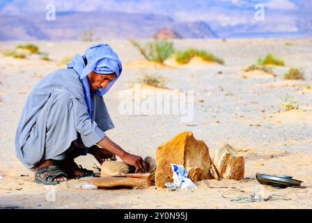 Muzeina beduino preparare il fire camp - Wadi Arada deserto - Penisola del Sinai, Egitto Foto Stock