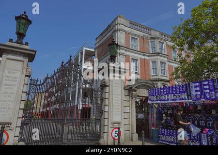 Chelsea vs Crystal Palace, Premier League, Stamford Bridge, Fulham, Londra, Regno Unito - 1 settembre 2024 qui il Sir OSWALD STOLL FOUNDATION Mansions, sulla Fulham Road, immediatamente adiacente al Chelsea Football ClubÕs Stamford Bridge Stadium; Chelsea Football Club vs. Crystal Palace Football Club nella terza partita della stagione di Premier League 2024/25 allo Stamford Bridge. Foto Stock