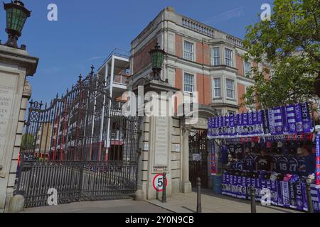 Chelsea vs Crystal Palace, Premier League, Stamford Bridge, Fulham, Londra, Regno Unito - 1 settembre 2024 qui il Sir OSWALD STOLL FOUNDATION Mansions, sulla Fulham Road, immediatamente adiacente al Chelsea Football ClubÕs Stamford Bridge Stadium; Chelsea Football Club vs. Crystal Palace Football Club nella terza partita della stagione di Premier League 2024/25 allo Stamford Bridge. Foto Stock