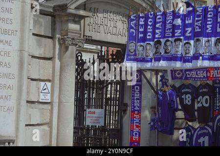 Chelsea vs Crystal Palace, Premier League, Stamford Bridge, Fulham, Londra, Regno Unito - 1 settembre 2024 qui il Sir OSWALD STOLL FOUNDATION Mansions, sulla Fulham Road, immediatamente adiacente al Chelsea Football ClubÕs Stamford Bridge Stadium; Chelsea Football Club vs. Crystal Palace Football Club nella terza partita della stagione di Premier League 2024/25 allo Stamford Bridge. Foto Stock