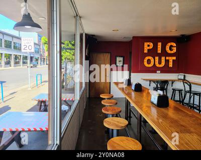 Intimo Urban Diner con banco in legno e vista a livello dell'occhio delle sgabelli Foto Stock