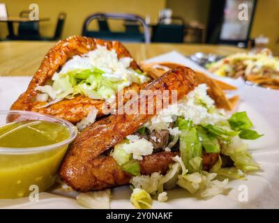 Tacos di carne alla griglia con salsa verde primo piano Foto Stock