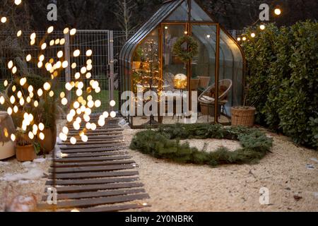 Bellissimo cortile con la glasshouse vintage e la corona di Natale in inverno Foto Stock