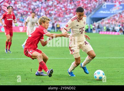 Jamal MUSIALA, FCB 42 gareggiano per la palla, tackle, duello, colpo di testa, zweikampf, azione, lotta contro Ritsu Doan, FRG 42 nella partita FC BAYERN MUENCHEN - SC FREIBURG 2-0 il 1° settembre 2024 a Monaco, Germania. Stagione 2024/2025, 1.Bundesliga, FCB, München, giorno 2, 2.Spieltag fotografo: Peter Schatz - LE NORMATIVE DFL VIETANO QUALSIASI USO DI FOTOGRAFIE come SEQUENZE DI IMMAGINI e/o QUASI-VIDEO - Foto Stock