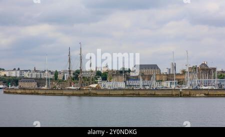 Yachthafen mit Segelschiff Dreimaster le Francais und Befestigungsanlage Chateau de Brest, gesehen aus der Bucht Rade de Brest, Departement Finistere Penn-ar-Bed, Region Bretagne Breizh. Frankreich *** Marina con nave a vela le Francais e fortificazione Chateau de Brest, vista dalla baia Rade de Brest, dipartimento Finistere Penn ar Bed, regione Bretagne Breizh Francia Foto Stock