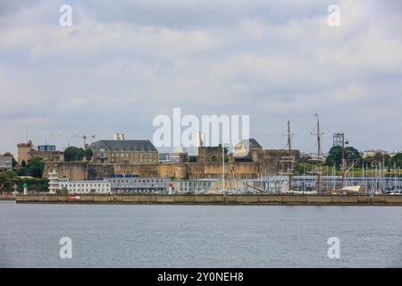 Yachthafen mit Segelschiff Dreimaster le Francais und Befestigungsanlage Chateau de Brest, gesehen aus der Bucht Rade de Brest, Departement Finistere Penn-ar-Bed, Region Bretagne Breizh. Frankreich *** Marina con nave a vela le Francais e fortificazione Chateau de Brest, vista dalla baia Rade de Brest, dipartimento Finistere Penn ar Bed, regione Bretagne Breizh Francia Foto Stock