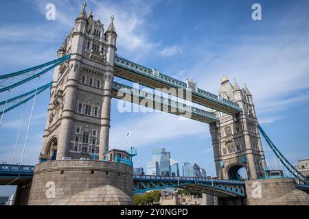 Il Tower Bridge dal fiume Foto Stock
