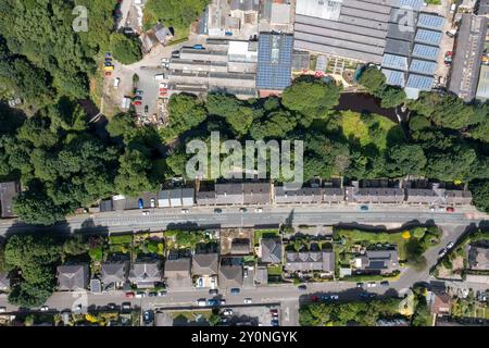 Foto aerea della storica città di Huddersfield, nel Regno Unito, nello Yorkshire, che mostra le residenze residenziali e la strada in una giornata di sole Foto Stock