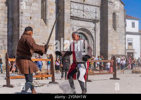 Caminha, Portogallo - 27 luglio 2024: Caminha durante la rievocazione della Fiera medievale. Caminha è una città nel nord del Portogallo, molto popolare tra To Foto Stock