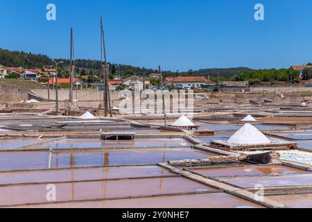 Rio Maior, Portogallo: 7 luglio 2024: Fonte da Bica Salt Flats, alias Salinas de Rio Maior, sistema di compartimenti d'acqua poco profondi e grondaie per sale extra Foto Stock