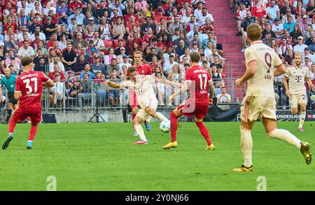 Thomas MUELLER, Müller, FCB 25 segna, tiri, Tor, Treffer, Torschuss, 2-0 nella partita FC BAYERN MUENCHEN - SC FREIBURG 2-0 il 1 settembre 2024 a Monaco, Germania. Stagione 2024/2025, 1.Bundesliga, FCB, München, giorno 2, 2.Spieltag Photographer: immagini ddp/STAR-images - LE NORMATIVE DFL VIETANO QUALSIASI USO DI FOTOGRAFIE come SEQUENZE DI IMMAGINI e/o QUASI-VIDEO - crediti: ddp media GmbH/Alamy Live News Foto Stock