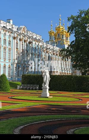 Allegoria della Pace, scultura sullo sfondo della Chiesa del Palazzo di Caterina a Carskoye Selo (Pushkin), San Pietroburgo, Russia Foto Stock