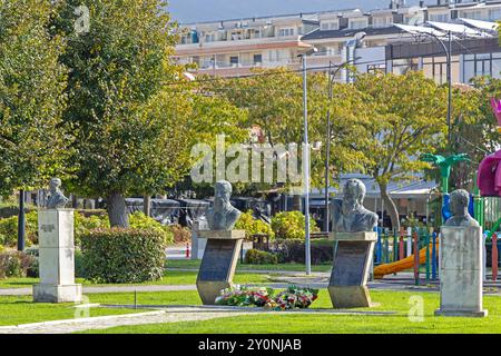 Ohrid, Macedonia del Nord - 23 ottobre 2023: Molti monumenti di Bronze Busts per le persone storiche a Row nel City Park Autumn Day. Foto Stock