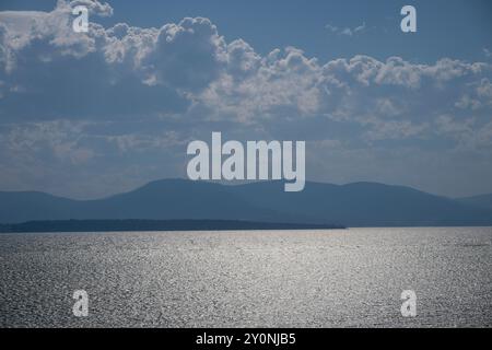 Ammira il Neck Game Reserve Lookout, un lungo e stretto istmo che collega le estremità nord e sud di Bruny Island, Tasmania, Australia Foto Stock