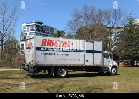 Toronto, ON, Canada – 22 aprile 2024: Visualizza presso la società di trasloco Truck of Bristol per il noleggio di auto e camion Foto Stock