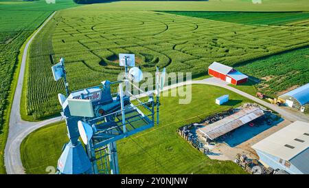 Vista aerea del labirinto di mais e dei fienili rossi sulla American Farm Foto Stock