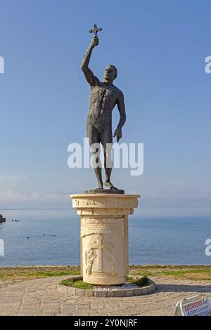 Ohrid, Macedonia del Nord - 23 ottobre 2023: Monumento alla statua di bronzo all'Epifania, monumento religioso sul lago Autumn Morning. Foto Stock