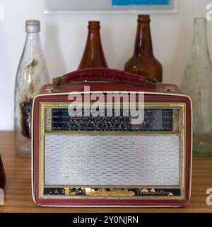 Radio antiquata in mostra al Cape Bruny Lightstation Museum, South Bruny, Tasmania, Australia Foto Stock