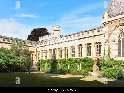 Giardino nella parte anteriore fuori dalla vecchia biblioteca, la cappella e la nuova biblioteca del Balliol College dell'Università di Oxford, fondato nel 1263. Foto Stock