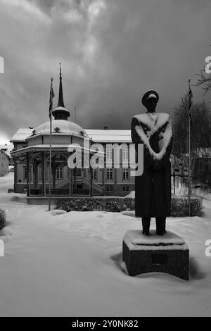 Statua di re Haakon VII, Vestregata 51, 9008, città di Tromso, Norvegia settentrionale Foto Stock