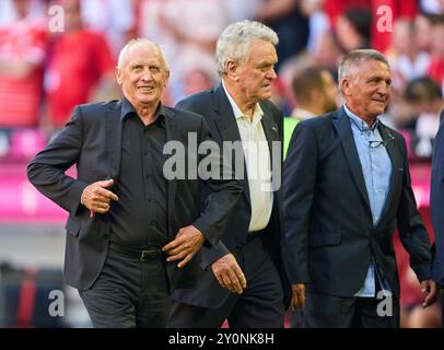 Helden des Triumphs im Landesmeistercup 1974: Paul Breitner, Franz Bulle Roth, Conny Torstensson (SWE), Johnny Hansen, Viggo Jensen (DEN), Gernot Rohr, Hans-Georg (Katsche) Schwarzenbeck, Uli Hoeness, Herbert Zimmermann, Bernd Gersdorff, Rainer Zobel, Sepp Maier, nella partita FC BAYERN MUENCHEN - SC FREIBURG 2-0 il 1 settembre 2024 a Monaco, Germania. Stagione 2024/2025, 1.Bundesliga, FCB, Monaco, giorno 2, 2.Spieltag Photographer: immagini ddp/STAR-images - LE NORMATIVE DFL VIETANO QUALSIASI USO DI FOTOGRAFIE come SEQUENZE DI IMMAGINI e/o QUASI-VIDEO - Foto Stock