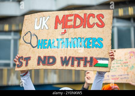 Londra, Regno Unito. 6 luglio 2024. Segno di protesta alla manifestazione National March for Palestine, Londra, chiedendo al governo di porre fine al genocidio, smettere di armare Israele e giustizia per la Palestina. Foto Stock