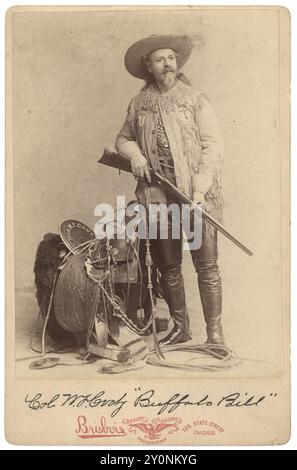 William F. "Buffalo Bill" Cody ritratto in studio con attrezzatura western, tessera, circa 1880-1899 - foto Brisbois Mosher Gallery, State Street Chicago Foto Stock