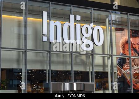 Toronto, ON, Canada - 12 agosto 2024: Visualizza all'insegna della libreria Indigo a Toronto. Foto Stock