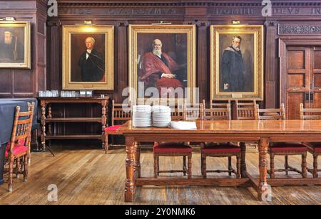 Ritratti di maestri del passato dietro l'alto tavolo nella sala da pranzo del Balliol College dell'Università di Oxford, fondato nel 1263. Foto Stock