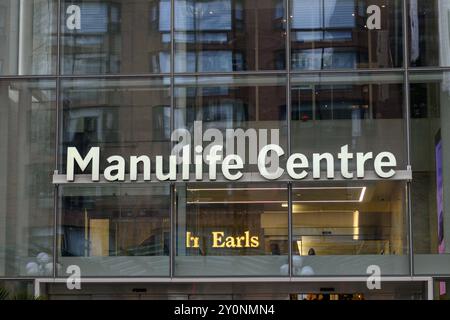 Toronto, ON, Canada - 13 agosto 2024: Vedi l'insegna del centro di Manulife nel centro di Toronto. Foto Stock