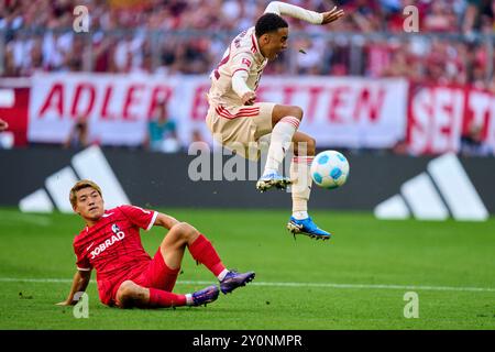 Ritsu Doan, FRG 42 gareggiano per il pallone, tackle, duello, colpo di testa, zweikampf, azione, lotta contro Jamal MUSIALA, FCB 42 nella partita FC BAYERN MUENCHEN - SC FREIBURG 2-0 il 1 settembre 2024 a Monaco, Germania. Stagione 2024/2025, 1.Bundesliga, FCB, Monaco, giorno 2, 2.Spieltag Photographer: immagini ddp/STAR-images - LE NORMATIVE DFL VIETANO QUALSIASI USO DI FOTOGRAFIE come SEQUENZE DI IMMAGINI e/o QUASI-VIDEO - Foto Stock