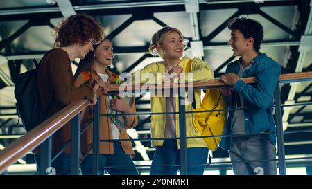 University Back to School alunni universitari studenti persone ragazze ragazzi donne uomini donne uomini di classe amici quattro adolescenti che parlano amichevoli Foto Stock