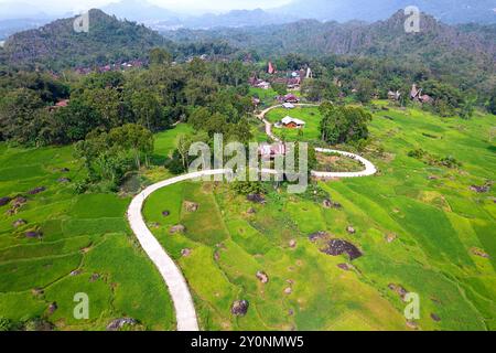 Spettacolare paesaggio dell'area di Batutumonga a Tana Toraja a Sulawesi, strada che passa attraverso splendide risaie circondate da foresta, montagne, Indonesia Foto Stock