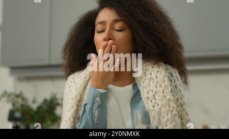 Malato malato malvagio malsano triste sofferenza afroamericana asmatica donna donna donna donna donna donna tosse malattia sintomi di malattia covid-19 coronavirus flue Foto Stock